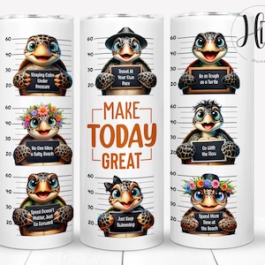 Op de afbeelding: Een witte tumbler met een ontwerp van schildpadden in een politiefoto-stijl. Elke schildpad heeft een ander gezegde op zijn bord. De gezegdes zijn: Blijf kalm onder druk, Reis in je eigen tempo, Wees zo taai als een schildpad, Niemand houdt van een zout strand, Ga met de stroom mee, Snelheid doet er niet toe, ga gewoon door, Blijf gewoon zwemmen, Breng meer tijd door op het strand. De tekst "Make Today Great" staat in het midden van de tumbler.
