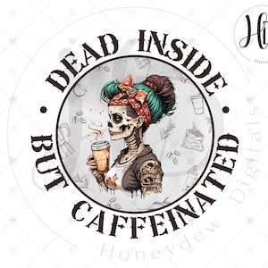 Op de afbeelding: Een zwart-witte illustratie van een schedel met een turquoise en rode bandana die een kopje koffie vasthoudt. De tekst rond de schedel luidt "Dead Inside But Caffeinated".