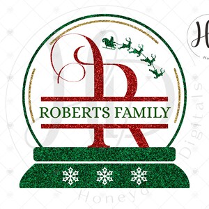 Könnte beinhalten: Ein festliches Weihnachtsschneegestaltungsdesign mit einem roten Glitzerbuchstaben "R" und den Worten "ROBERTS FAMILY". Der Weihnachtsmann und Rentiere sind im Inneren der Kugel dargestellt. Die Basis ist grün mit Schneeflocken.