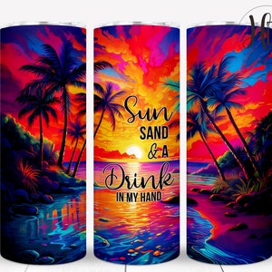 Könnte beinhalten: Eine farbenfrohe Sonnenuntergangsszene mit Palmen und einem Strand. Der Text "Sun Sand & A Drink In My Hand" ist auf dem Bild gedruckt.