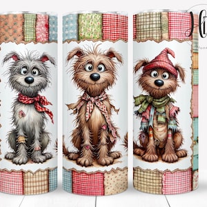 Op de afbeelding: Drie verschillende ontwerpen van een tumbler met een cartoonhond op een patchwork achtergrond. De honden dragen allemaal sjaals en hebben verschillende uitdrukkingen. De tumblers zijn allemaal wit met een patchwork ontwerp rond de onderkant.
