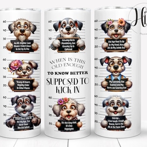 Op de afbeelding: Een witte tumbler met een zwart-wit gestreept ontwerp. De tumbler heeft een reeks illustraties van honden met humoristische bijschriften over ouder worden. De bijschriften omvatten "Wanneer is deze oude man oud genoeg om te weten dat het beter is om in te trappen?" en "Ouderdom... Ik kan lachen, hoesten, niezen, scheten laten en plassen, allemaal tegelijkertijd."