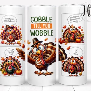 Puede incluir: Un vaso blanco con temática de Acción de Gracias. El vaso presenta un pavo de dibujos animados con el texto "Gobble Till You Wobble". El vaso está decorado con imágenes de pavos, hojas y calabazas.