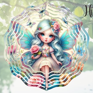 Könnte beinhalten: Ein farbenfroher, mehrschichtiger Windfänger mit einer Fee mit blauen Flügeln und langen Haaren, die eine rosa Blume hält. Die Fee ist von Blumen und Schmetterlingen in einem fantasievollen Design umgeben.