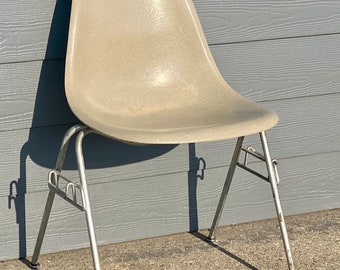 Charles & Ray Eames 1950’s Mid-Century Modern White Vintage Fiberglass Chair