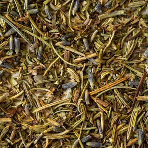 Pu&ograve; includere: Primo piano di un mix di erbe secche, tra cui rosmarino, timo e lavanda. Le erbe sono un mix di verde, marrone e viola.