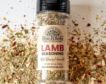 Può includere: Un barattolo di vetro da 99 grammi di condimento per agnello, di colore marrone, beige e verde, con un'etichetta marrone su cui è scritto "Flour & Herbs Dry Flour Mixes Lamb Seasoning Bold Flavorful Aromatic NT WT 3.5 oz / 99 g FlourAndHerbs.com".