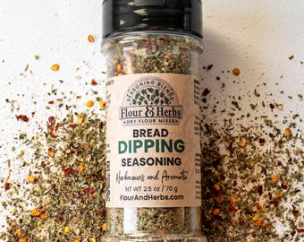 Może przedstawiać: Szklany słoik z brązowym przyprawą do maczania chleba z białą etykietą, na której widnieje napis "Flour & Herbs" i "Bread Dipping Seasoning". Etykieta zawiera również napis "Herbaceous and Aromatic" i "NT WT 2.5 oz / 70 g".