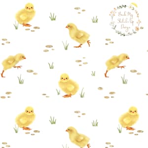 Puede incluir: Patrón de acuarela repetido con varios pollitos amarillos con picos y patas naranjas sobre fondo blanco. Pequeños mechones de hierba verde y huellas marrones. El diseño incluye el texto "Back My Stitch Up Design".