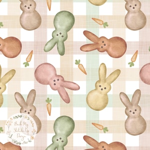 Könnte beinhalten: Ein nahtloses Muster mit pastellfarbenen, kaninchenförmigen Marshmallow-Bonbons auf einem weißen und pfirsichfarbenen Gingham-Hintergrund. Karotten sind über das gesamte Muster verteilt.