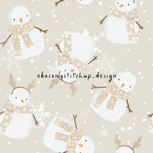 Könnte beinhalten: Ein nahtloses Muster mit weißen Schneemännern mit braunen Strickschals und -mützen auf beigefarbenem Hintergrund mit weißen Schneeflocken. Der Text "@backmystitchup_design." befindet sich in der Mitte des Musters.