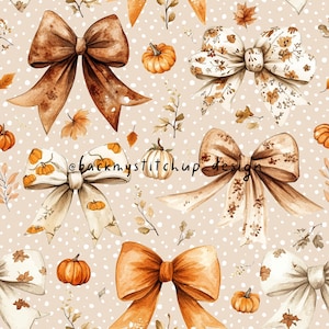 Könnte beinhalten: Ein nahtloses Muster mit braunen, orangefarbenen und weißen Schleifen mit floralen Details, Kürbissen und weißen Punkten auf einem beigefarbenen Hintergrund.