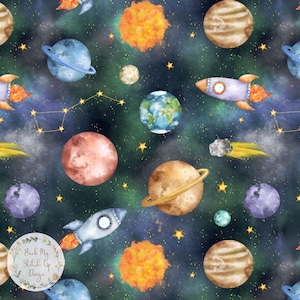 Puede incluir: Un patrón de acuarela con planetas, estrellas y cohetes sobre un fondo espacial azul oscuro. Los planetas son de varios colores, incluyendo naranja, rojo, marrón, azul y verde. Los cohetes son azules y blancos con llamas naranjas. Las estrellas son doradas.