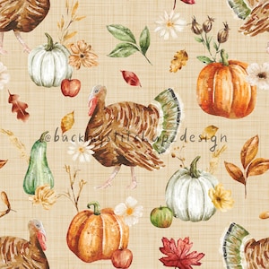 Può includere: Un motivo ad acquerello con tacchini, zucche, mele e foglie autunnali nei toni del marrone, arancione, verde e bianco. Il design include il testo "@backhustlestitchupzdesign" su uno sfondo beige.
