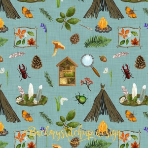Op de afbeelding: Een herhalend patroon op een blauwgroene achtergrond met bos elementen. Inbegrepen zijn vlinders, bladeren, dennenappels, een vergrootglas, een insectenhotel, een kampvuur en een hertkever. De tekst "Backmystitchup design" staat onderaan.