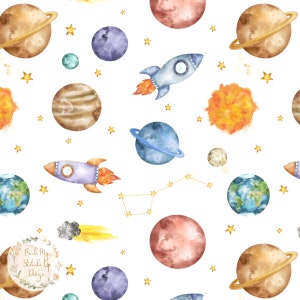 Puede incluir: Un patrón sin costuras de acuarela con planetas, estrellas, cohetes y un cometa. Los planetas son en tonos de marrón, azul, rojo y naranja. Las estrellas son doradas. Los cohetes son morados y azules. El cometa es negro y amarillo.