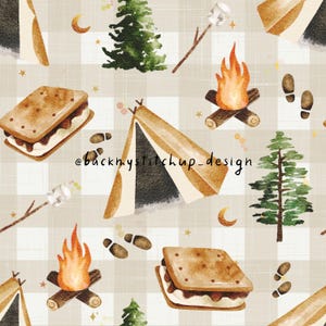 Puede incluir: Un patrón sin costuras con temática de campamento con ilustraciones de una fogata, una tienda de campaña, un s'more, un pino, huellas y estrellas sobre un fondo de cuadros beige y blanco. El texto "@backnystitchup_design" está incluido en el patrón.