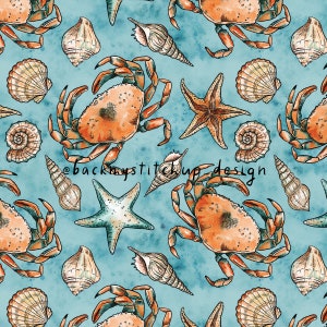 Puede incluir: Un patrón sin costuras con ilustraciones de acuarela de cangrejos, estrellas de mar, conchas y remolinos sobre un fondo azul claro. El patrón es perfecto para telas, papel tapiz u otros proyectos creativos.