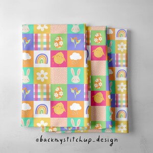 Puede incluir: Tres paneles de tela con un dise&ntilde;o de patchwork que presenta ilustraciones con tem&aacute;tica de Pascua. Los paneles son amarillos, rosas, verdes, azules y blancos con im&aacute;genes de pollitos, conejos, huevos, arco&iacute;ris y flores. El texto "@backmystitchup_design" est&aacute; en la parte inferior de la imagen.