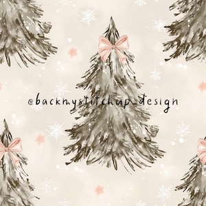 Peut inclure: Motif répété avec des sapins de Noël illustrés en nuances de gris, chacun orné d'un nœud rose. Le fond est beige clair avec des flocons de neige dispersés et le texte "@backmystitchup_design".