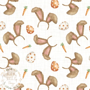 Puede incluir: Un patrón sin costuras que presenta orejas de conejo marrones, huevos de Pascua moteados de naranja y blanco y zanahorias verdes sobre un fondo blanco con una textura de lino sutil. El patrón es perfecto para manualidades y decoración.