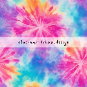 Puede incluir: Patrón abstracto tie-dye en tonos de rosa, azul, amarillo y blanco. El patrón se asemeja a un diseño psicodélico en espiral. El texto "@backmystitchup_design" es visible en la parte inferior de la imagen.