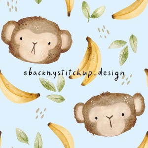 Puede incluir: Un patrón sin costuras con monos marrones de pelaje marrón claro y plátanos amarillos sobre un fondo azul claro. El patrón también incluye pequeños puntos marrones y hojas verdes.
