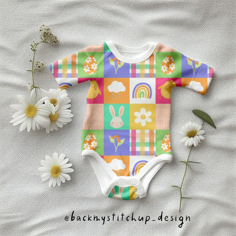 Puede incluir: Un body blanco para beb&eacute; con un dise&ntilde;o de patchwork que presenta ilustraciones con tem&aacute;tica de Pascua. El patr&oacute;n incluye conejos, pollitos, huevos, arco&iacute;ris y flores en una variedad de colores. El body tiene mangas cortas y cierre a presi&oacute;n.