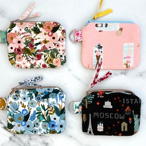 Rifle Paper Co. Fabric Air Pod Hülle. Frühling 2024. Zwei Größen. Ear Bud Beutel, Floral Zip Geldbörse, Mini Brieftasche, Geschenk für Sie, Mutter, BFF, Reisen