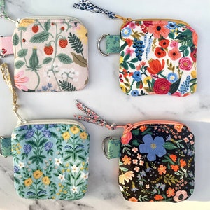 Étui pour cartouche d'air en tissu pour Rifle Paper Co.. Nouvelles couleurs, DEUX TAILLES. Pochette pour boutons d'oreille, sac à main floral zippé, cadeau pour elle, maman, meilleure amie, anniversaire, remise des diplômes