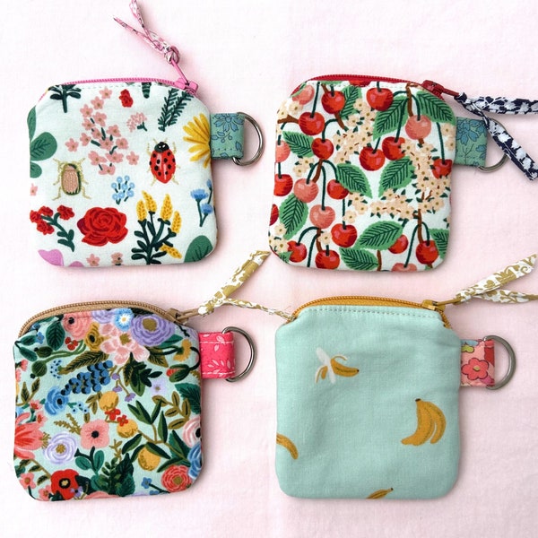 Estuche floral para AirPods de Rifle Paper Co.: Estuche de tela para auriculares. Mini billetera con clip. Tarjetero/identificación para artículos pequeños, ideal para la escuela, el trabajo y el gimnasio.