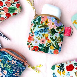 Estuche de tela para AirPods de Rifle Paper Co., NUEVO para OTOÑO 2024. DOS tamaños. Estuche para auriculares, monedero con cremallera con diseño floral, regalo para ella, mamá, compañera de trabajo o vacaciones