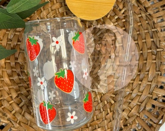 Mug en verre fraise avec couvercle en bambou et paille
