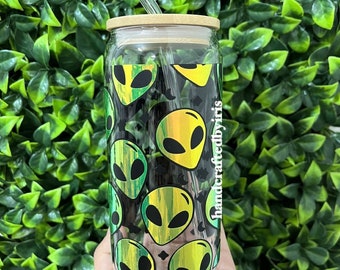 ホログラフィックエイリアンガラスタンブラー：蓋とストロー付きアイスコーヒーカップ