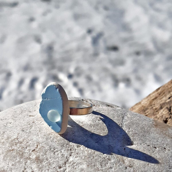 Bague réglable en céramique bleu ciel et verre de mer blanc