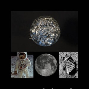 Peut inclure: Une image en noir et blanc d'un alunissage. L'image montre un astronaute en combinaison spatiale blanche debout sur la surface de la lune. La lune est en arrière-plan, et il y a une empreinte au premier plan. Le texte "Apollo 11" est en haut de l'image, et le texte "La bague Lune" est en bas.