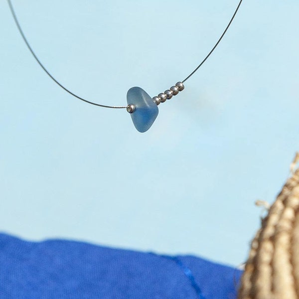 Collier bleu en verre de mer, câble gainé argent, perles argent laiton.