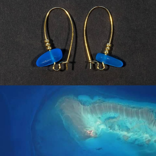 Boucles d'oreilles pendantes bleues et or en verre de mer