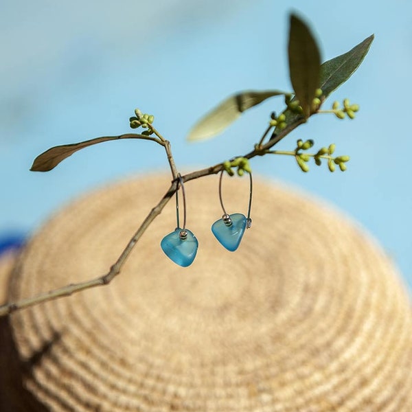 Boucles d'oreilles verre de mer bleues sur laiton plaqué argent