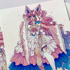 K&ouml;nnte beinhalten: Ein rosa-blauer Anime-Charakter mit langen rosa Haaren und einem wei&szlig;en Kleid mit rosa-blauen R&uuml;schen. Der Charakter tr&auml;gt eine rosa-blaue Schleife auf dem Kopf und eine rosa-blaue Halskette. Der Charakter steht auf einem wei&szlig;en Hintergrund.
