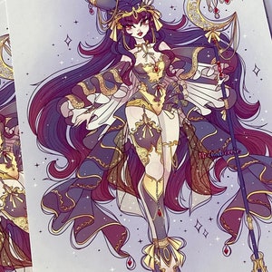 K&ouml;nnte beinhalten: Ein lila und goldener Anime-Charakter mit langen lila Haaren und einem Halbmondstab. Der Charakter tr&auml;gt ein lila und goldenes Outfit mit einer Krone und Hasenohren. Der Hintergrund ist helllila mit Sternen.