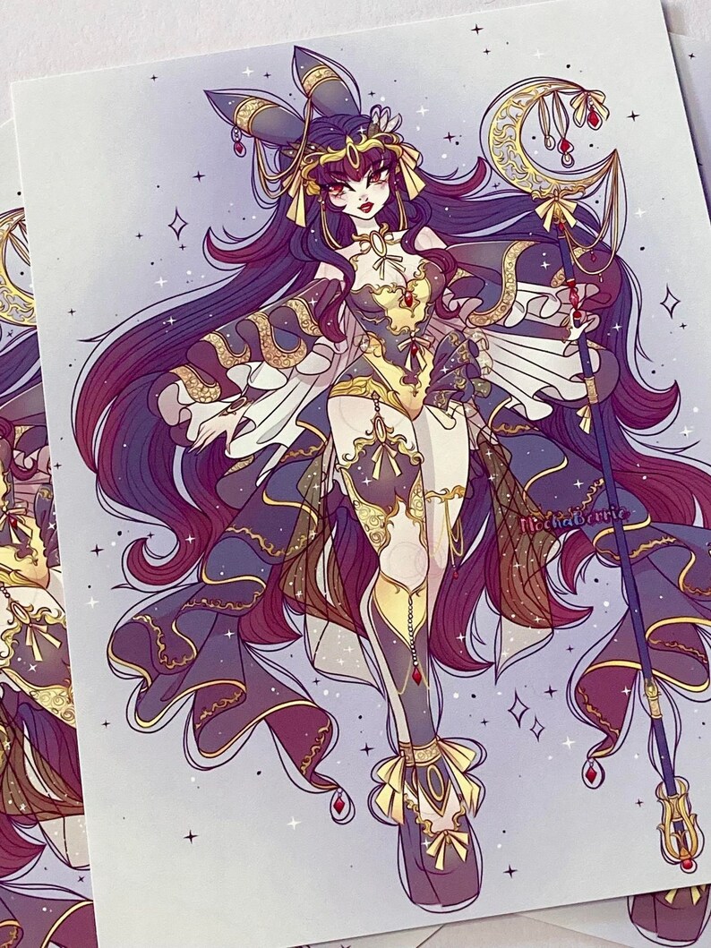 K&ouml;nnte beinhalten: Ein lila und goldener Anime-Charakter mit langen lila Haaren und einem Halbmondstab. Der Charakter tr&auml;gt ein lila und goldenes Outfit mit einer Krone und Hasenohren. Der Hintergrund ist helllila mit Sternen.