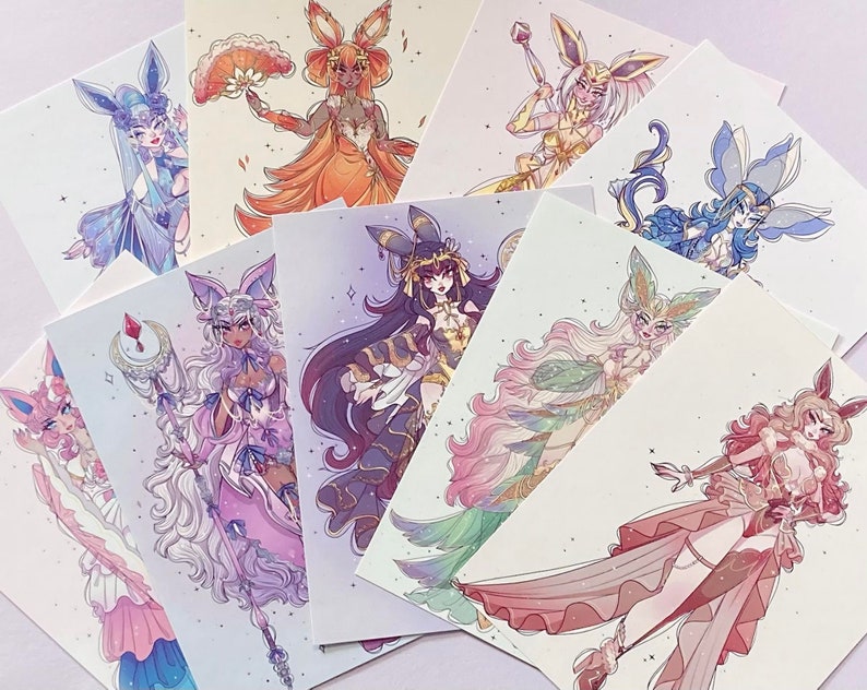 K&ouml;nnte beinhalten: Satz von zehn illustrierten Karten mit verschiedenen Pok&eacute;mon-Charakteren in verschiedenen Outfits und Posen. Die Karten sind auf wei&szlig;em Karton gedruckt und haben ein helles, pastellfarbenes Farbschema.