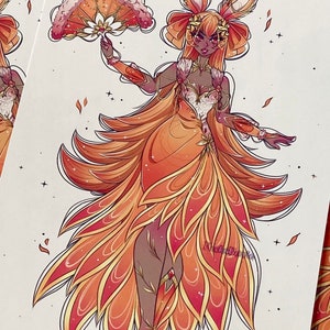 K&ouml;nnte beinhalten: Eine digitale Illustration einer Frau mit orangefarbenem Haar und Fuchsohren, die ein langes, flie&szlig;endes orange-rotes Kleid mit goldenen Akzenten tr&auml;gt. Sie h&auml;lt einen F&auml;cher in ihrer rechten Hand und tr&auml;gt eine goldene Krone auf dem Kopf.