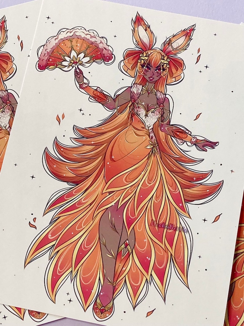 K&ouml;nnte beinhalten: Eine digitale Illustration einer Frau mit orangefarbenem Haar und Fuchsohren, die ein langes, flie&szlig;endes orange-rotes Kleid mit goldenen Akzenten tr&auml;gt. Sie h&auml;lt einen F&auml;cher in ihrer rechten Hand und tr&auml;gt eine goldene Krone auf dem Kopf.