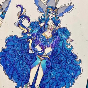 K&ouml;nnte beinhalten: Eine blaue und goldene Illustration einer Fantasy-Figur mit Schmetterlingsfl&uuml;geln, einem flie&szlig;enden Kleid und einer Juwelenkrone. Die Figur steht auf einem wei&szlig;en Hintergrund mit einem blauen und wei&szlig;en Sternenmuster.