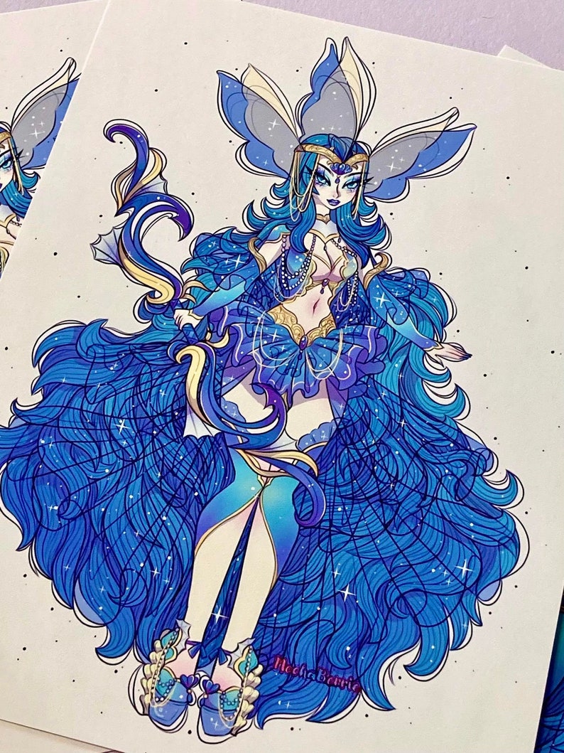 K&ouml;nnte beinhalten: Eine blaue und goldene Illustration einer Fantasy-Figur mit Schmetterlingsfl&uuml;geln, einem flie&szlig;enden Kleid und einer Juwelenkrone. Die Figur steht auf einem wei&szlig;en Hintergrund mit einem blauen und wei&szlig;en Sternenmuster.