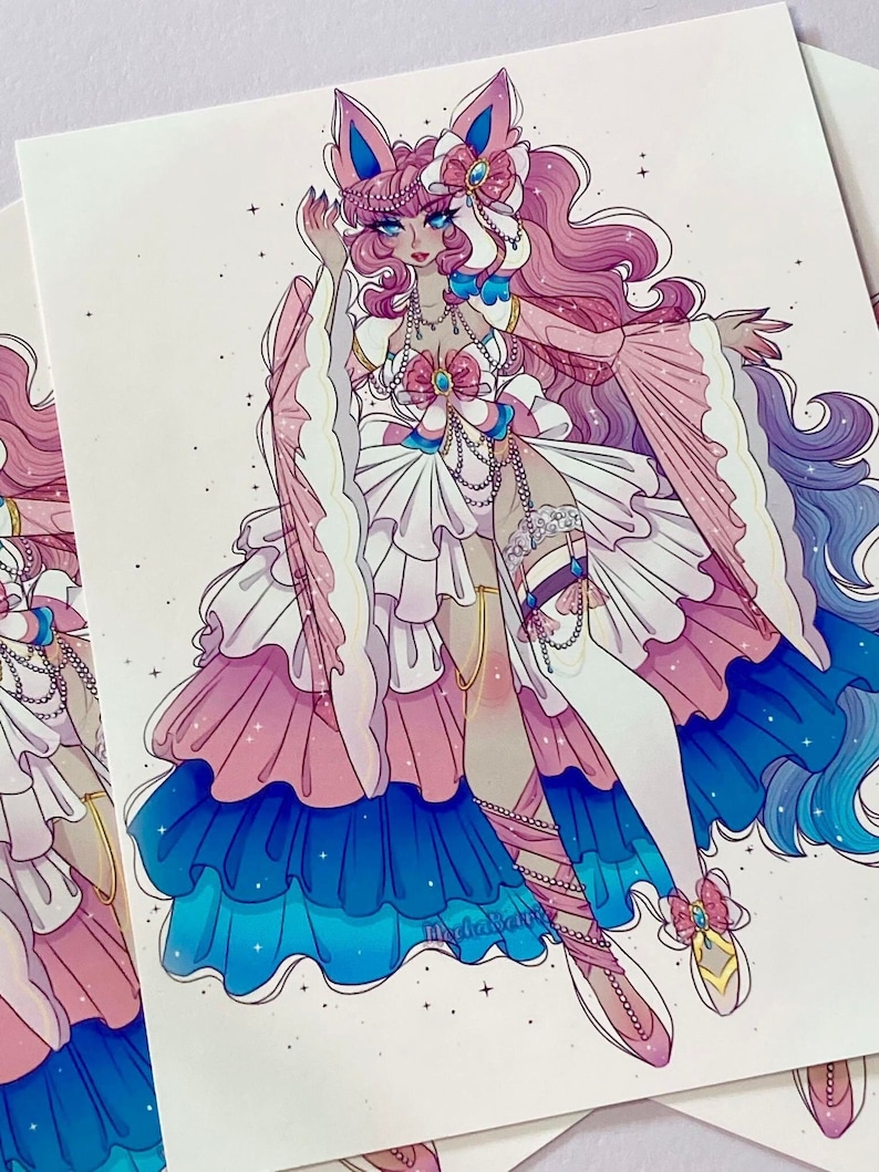 K&ouml;nnte beinhalten: Ein rosa-blauer Anime-Charakter mit langen rosa Haaren und einem wei&szlig;en Kleid mit rosa-blauen R&uuml;schen. Der Charakter tr&auml;gt eine rosa-blaue Schleife auf dem Kopf und eine rosa-blaue Halskette. Der Charakter steht auf einem wei&szlig;en Hintergrund.