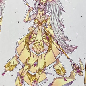 K&ouml;nnte beinhalten: Eine digitale Illustration eines gelben und wei&szlig;en Anime-Charakters mit langen wei&szlig;en Haaren und gro&szlig;en Ohren. Der Charakter tr&auml;gt ein gelbes und goldenes Kleid mit einem gro&szlig;en, verzierten Stab. Der Hintergrund ist hellblau mit wei&szlig;en Sternen.