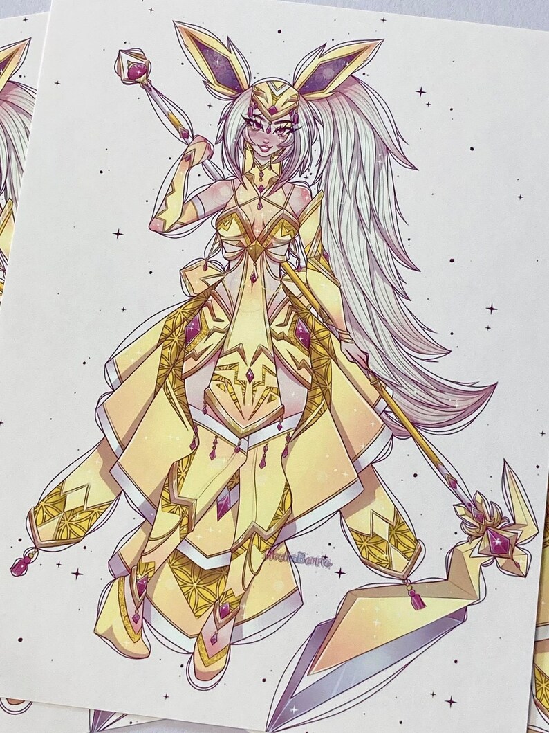 K&ouml;nnte beinhalten: Eine digitale Illustration eines gelben und wei&szlig;en Anime-Charakters mit langen wei&szlig;en Haaren und gro&szlig;en Ohren. Der Charakter tr&auml;gt ein gelbes und goldenes Kleid mit einem gro&szlig;en, verzierten Stab. Der Hintergrund ist hellblau mit wei&szlig;en Sternen.